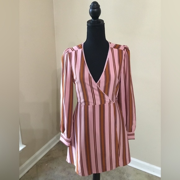Gianni Bini Dresses & Skirts - Gianni Bini Women’s Long Sleeve Vertical Stripe Wrap Dress Size M EUC